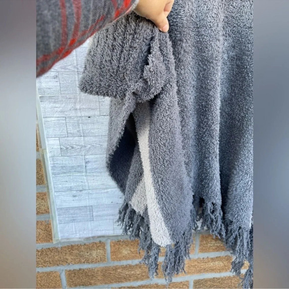 Barefoot Dreams One Size Cozy Chic Beach Fringe Lounge Poncho In gray/tan XL - Picture 4 of 9